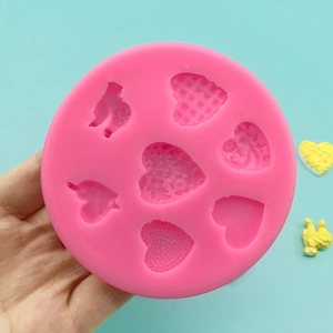 Moule rond en silicone rose avec 7 cavités pour chocolat, cœur et fleurs