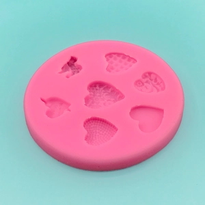 Moule en silicone rose pour chocolat et savon DIY avec sept motifs de cœur texturés