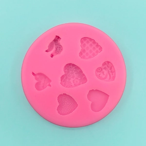 Détail du moule en silicone rose avec six cavités en forme de cœur pour pâtisserie