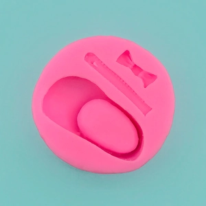 Moule en silicone rose montrant les cavités nœud et chaussure pour fondant et pâtisserie DIY