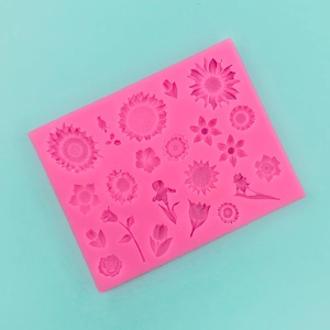 Détail du moule en silicone rose avec motifs texturés de tulipes, marguerites et tournesols