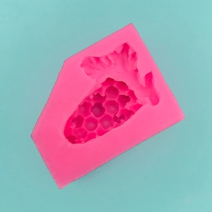 Dettaglio dello stampo in silicone a grappolo d'uva rosa per dolci e progetti fai-da-te