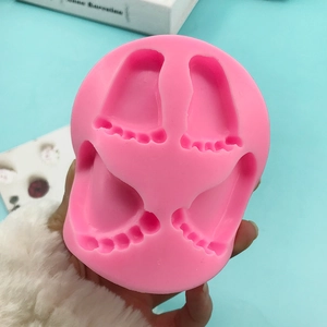 Moule en silicone rose avec quatre empreintes de pieds de bébé pour pâtisserie et DIY