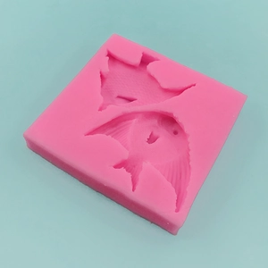 Moule en silicone rose en forme de poisson pour la pâtisserie avec détails d'écailles