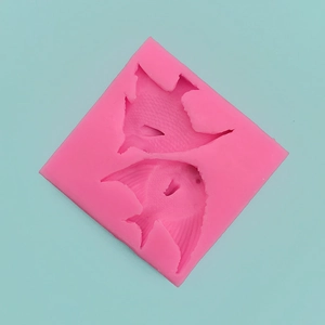 Vue macro détaillée du moule en silicone rose avec deux empreintes de saumon