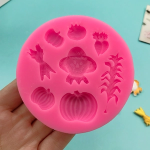 Silikonform mit Kürbis, Vogelscheuche und Mais für die Kuchendekoration in Rosa