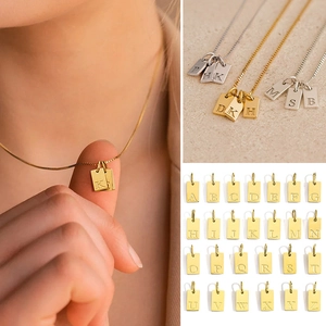 Aangepaste rechthoekige letter hanger ketting set met box ketting in goud en zilver