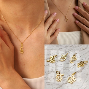 Collier avec pendentif lettre cursive dorée et cœur pour un style de bijou personnalisé