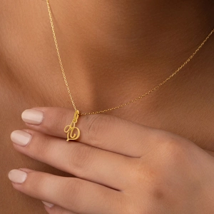 Élégant collier plaqué or avec pendentif lettre D artistique sur une chaîne fine pour femme