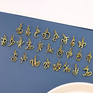 Ensemble de breloques alphabet en acier titane doré avec détails en cœur pour bijoux DIY
