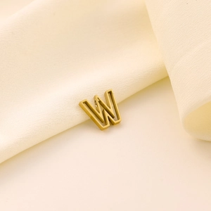 Vue macro détaillée du pendentif lettre W doré avec finition mate et design évidé