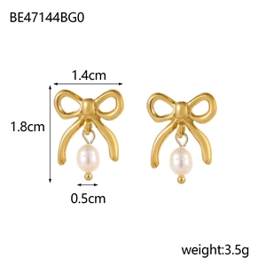 Goldene Schleifenohrringe mit weißen Naturperlen und Größenangaben, 14K vergoldet