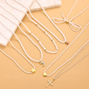 Colección de collares de perlas de lujo con colgantes de corazón, luna y mariposa