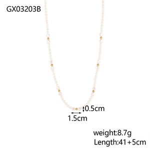 Detalle de collar de perlas con dimensiones 1,5x0,5cm y cadena de 41+5cm largo