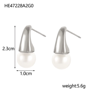 Detailansicht der silbernen Tropfenohrringe mit weißen Perlen und 2,3 cm Höhenangabe