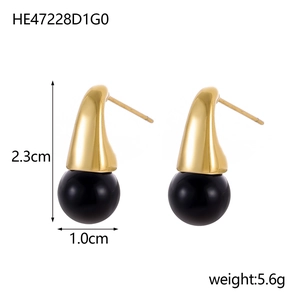 Detailansicht der Tropfenohrringe mit schwarzen Perlen und Maßangabe von 2.3cm Höhe