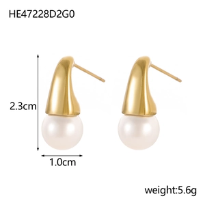 Detailansicht der Retro-Ohrringe mit goldenen Tropfen und runden Perlen, 2,3cm x 1,0cm groß