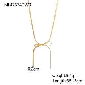 Dettaglio della collana a catena serpente dorata con fiocco e lunghezza 38 più 5cm