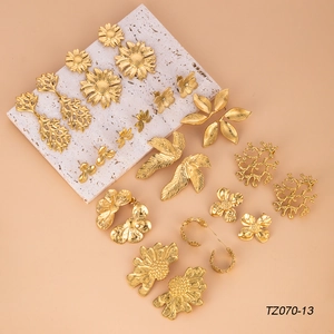 Set di orecchini vintage in acciaio al titanio dorato con fiori e girasoli