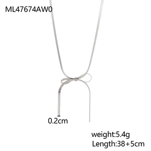 Dettaglio della collana con fiocco argento con dimensioni 38cm di lunghezza e 0,2cm di larghezza