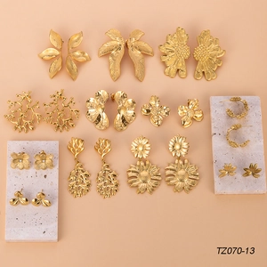 Set di 11 paia di orecchini vintage in acciaio al titanio dorato con fiori e foglie