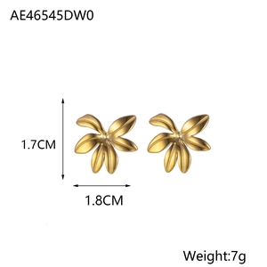Dettaglio orecchini a fiore dorati con dimensioni 1.7x1.8cm e finitura opaca