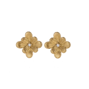 Dettaglio degli orecchini vintage con petali dorati e una pietra di zircone centrale