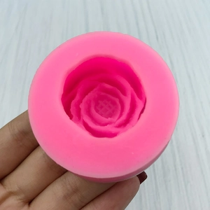 Stampo in silicone a forma di rosa rosa per candele e saponi, vista dall'alto manuale