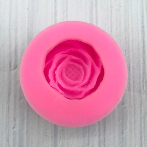 Dettaglio dello stampo in silicone rosa a forma di rosa con trama dei petali definita