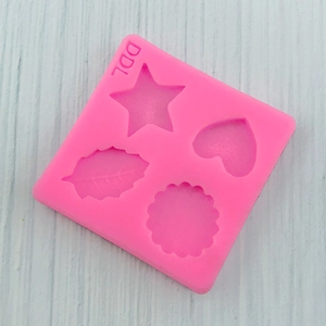 Vista macro dello stampo in silicone rosa con forme a stella e cuore per fai da te