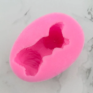 Detaillierte Makroansicht der rosa Silikonform für 3D-Hundeformen aus Seife und Schokolade