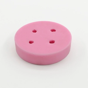 Vista dettagliata dello stampo in silicone rosa a quattro fori per dolci e bricolage
