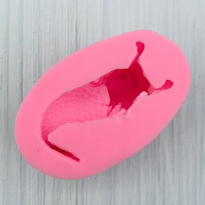 Détail macro du moule en silicone sirène montrant la texture des écailles et la matière rose