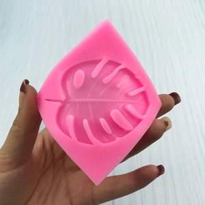 Stampo in silicone rosa a foglia di monstera per cioccolato fondente e dolci