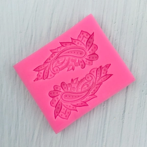 Makroaufnahme der rosa Silikonform mit detaillierten Paisley Pfauenfeder-Mustern