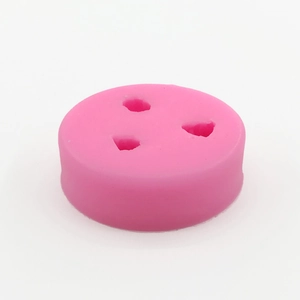 Dettaglio macro dello stampo in silicone rosa a 3 fori a cuore per candele e resina fai-da-te