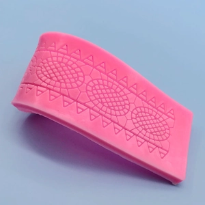 Stampo in silicone rosa per bordi di torte con eleganti motivi a rete floreale