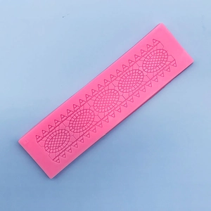 Dettaglio ravvicinato dello stampo in silicone rosa con motivi di lettere A ripetuti