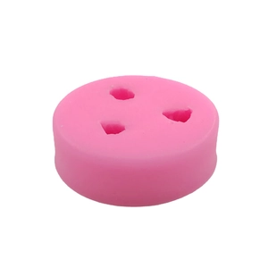 Stampo in silicone a tre fori per candele fai-da-te e resina su sfondo bianco