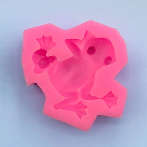 Dettaglio dello stampo in silicone rosa a forma di rana per decorazioni e pasticceria