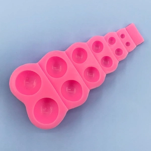Detail der rosa Silikonform mit abgestuften runden Vertiefungen in Tentakelstruktur
