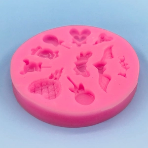 Silikonform in Rosa mit Herz- und Flügelmotiven für DIY Süßigkeiten und Torten