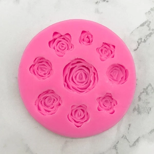 Vue détaillée d'un moule en silicone rose rond avec motifs de roses pour pâtisserie