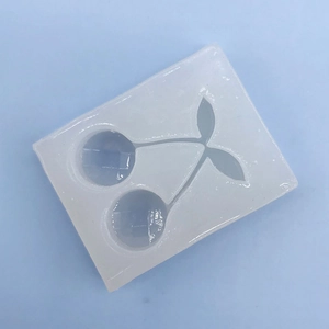 Vue détaillée du moule en silicone translucide pour la forme de cerise double artisanale