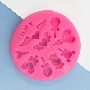Makroansicht der rosa Silikonform mit Herz-Flügeln und Süßigkeitenformen für DIY
