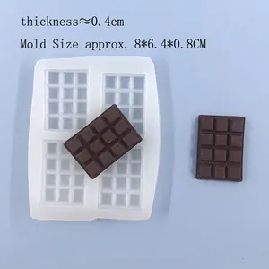 Molde de silicona blanca para cuatro tabletas de chocolate con modelo de chocolate