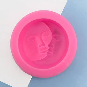 Dettaglio stampo in silicone rosa con rilievo luna e sole per produzione sapone fai da te