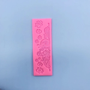 Stampo rettangolare rosa in silicone con motivi floreali a pizzo per decorare torte