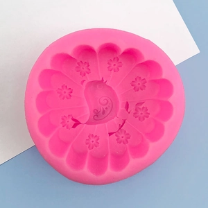 Détail macro du moule en silicone rose avec motifs de fleurs de cerisier et de vortex