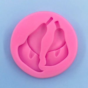 Detaillierte Makroansicht der rosa Silikonform mit zwei Birnenmustern für DIY-Handwerk
